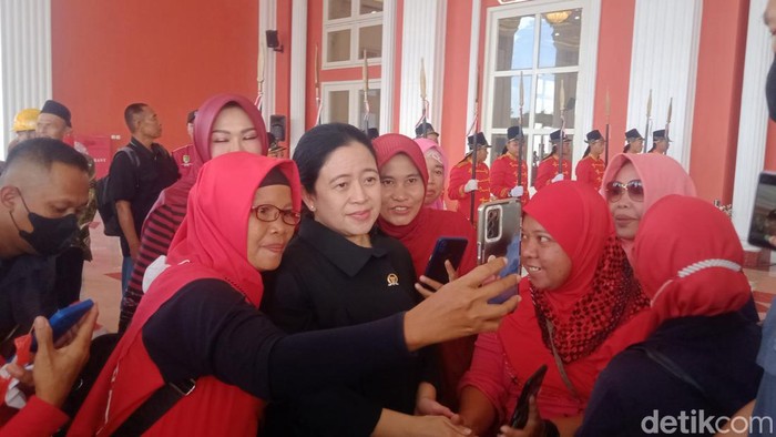 Ketua DPR RI Puan Maharani melayani permintaan swafoto di sela peresmian gedung Grha Bung Karno Klaten, Sabtu (18/3/2023).