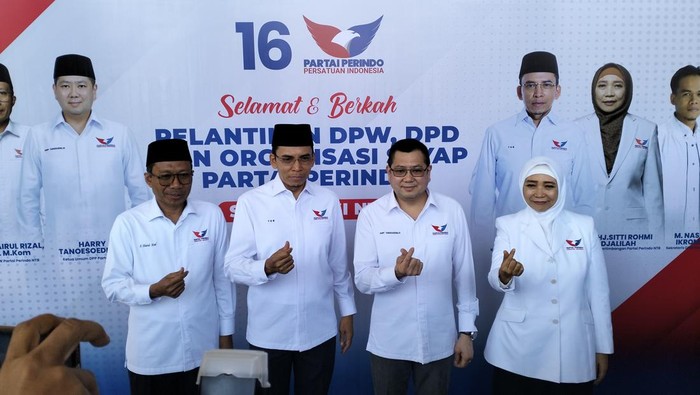 Ketua Umum Partai Perindo Hary Tanoesoedibjo didampingi Ketua Harian Perindo Pusat TGB Muhammad Zainul Majdi, Ketua Dewan Pertimbangan Partai Perindo NTB Sitti Rohmi Djalilah, dan Ketua DPW Muhammad Khairul Rizal, Sabtu (18/3/2023) di Kota Mataram.