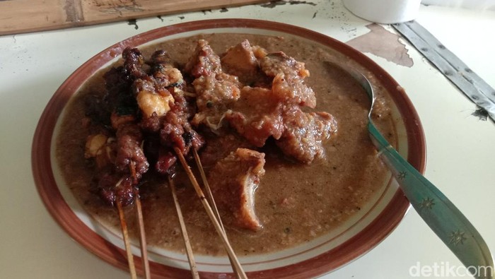 Kuliner petis runting berbahan daging sapi khas Pati, Jumat (17/3/2023).