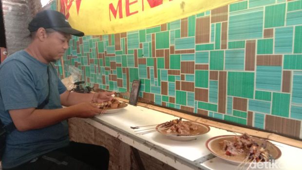 Kuliner petis runting berbahan daging sapi khas Pati, Jumat (17/3/2023).