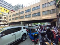 Penampakan Pasar Tanah Abang Ramai Pembeli, Lalin Mengular