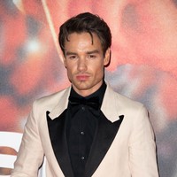 Selain itu, pipinya juga lebih tirus sehingga membentuk cekungan yang tampak jelas. “Ya Tuhannnn apa yang terjadi dengan Liam?” komentar salah satu netizen. Foto: WireImage/Karwai Tang