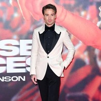 Pada Kamis (16/3/2023), Liam Payne menghadiri premier film dokumenter ‘All of Those Voices’ di Cineworld Leicester Square, London, Inggris. Penyanyi 29 tahun ini tampil elegan mengenakan setelan tuksedo warna krem dan hitam. Foto: WireImage/Karwai Tang