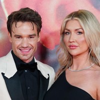 Rambutnya ditata sleek dengan beberapa helai poni dibiarkan menjuntai ke depan. Dia terlihat hadir bersama kekasih barunya, Kate Cassidy. Foto: WireImage/Karwai Tang