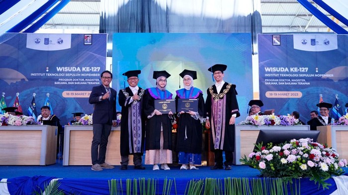 Mahasiswa ITS saudara kembar lulus bareng dengan predikat cumlaude.