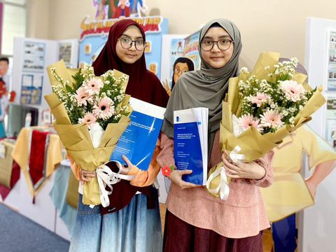 Mahasiswa ITS saudara kembar lulus bareng dengan predikat cumlaude.