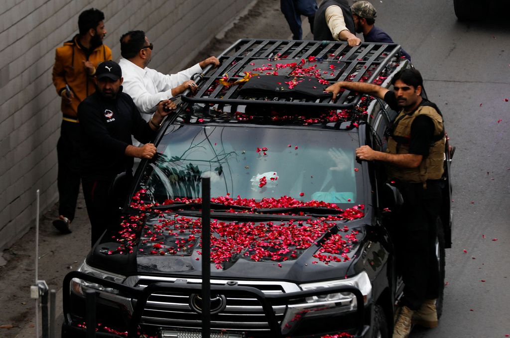 Mantan Perdana Menteri Pakistan Imran Khan, melambai dari kendaraan saat dia berangkat dari Lahore untuk menghadap Pengadilan Tinggi Islamabad, di Lahore, Pakistan 18 Maret 2023. (REUTERS/Akhtar Soomro)