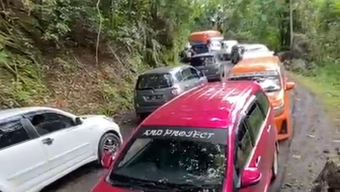 Truk yang mogok di Jalan Poros Maros-Bone di Wilayah Kecamatan Cenran, Kabupaten Maros, Sulawesi Selatan (Sulsel) belum dievakuasi.