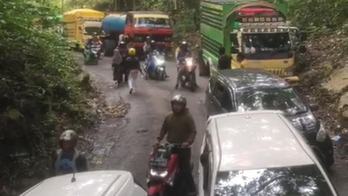 Dua truk mogok di Jalan Poros Maros-Bone di Kecamatan Cenrana, Kabupaten Maros, Sulawesi Selatan (Sulsel).