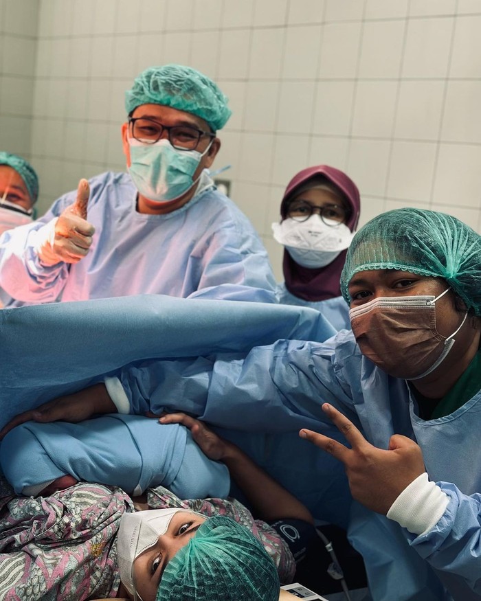 marshel widianto umumkan kelahiran anak pertama.