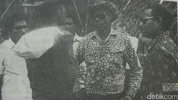 Tokoh OPM Marthin Tabu mengenakan topi rimba dan kemeja bintik-bintik bersama Letkol Samsudin, 1978