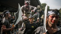 Warga mengarak ogoh-ogoh saat mengikuti Gebyar Seni dan Kirab Ogoh-ogoh di Balai Kota, Solo, Jawa Tengah, Sabtu (18/3/2023).
