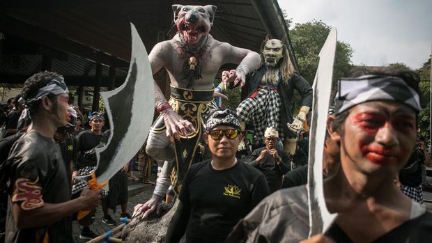 Warga mengarak ogoh-ogoh saat Gebyar Seni dan Kirab Ogoh-ogoh di Balai Kota, Solo, Jawa Tengah, Sabtu (18/3/2023). Pawai ogoh-ogoh yang diikuti 23 kelompok umat Hindu di Soloraya tersebut digelar untuk menyambut Hari Raya Nyepi Tahun Baru Saka 1945. ANTARA FOTO/Mohammad Ayudha/rwa.