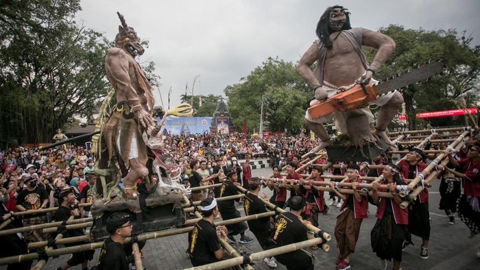 Warga mengarak ogoh-ogoh saat Gebyar Seni dan Kirab Ogoh-ogoh di Balai Kota, Solo, Jawa Tengah, Sabtu (18/3/2023). Pawai ogoh-ogoh yang diikuti 23 kelompok umat Hindu di Soloraya tersebut digelar untuk menyambut Hari Raya Nyepi Tahun Baru Saka 1945. ANTARA FOTO/Mohammad Ayudha/rwa.