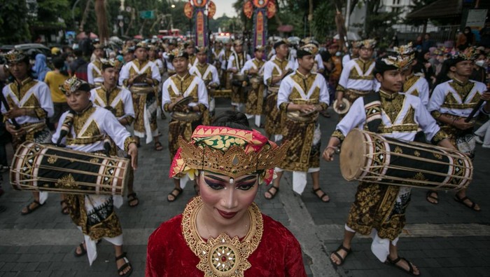 Warga mengarak ogoh-ogoh saat Gebyar Seni dan Kirab Ogoh-ogoh di Balai Kota, Solo, Jawa Tengah, Sabtu (18/3/2023). Pawai ogoh-ogoh yang diikuti 23 kelompok umat Hindu di Soloraya tersebut digelar untuk menyambut Hari Raya Nyepi Tahun Baru Saka 1945. ANTARA FOTO/Mohammad Ayudha/rwa.