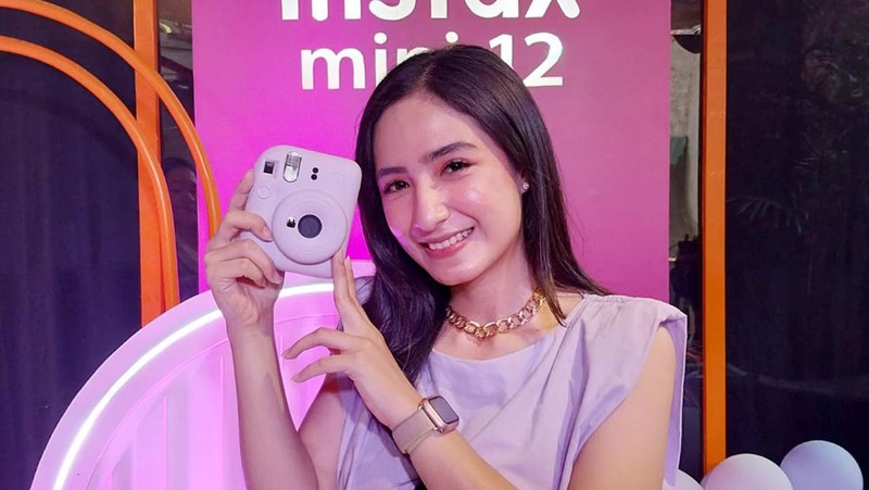 Fujifilm Indonesia mengenalkan produk anyar Instax mini 12. Model entry terbaru dari kamera instan ini memudahkan pengguna menikmati proses mencetak foto on-the-spot.