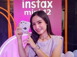 Menggenggam Instax Mini 12, Selfi Jadi Makin Mudah