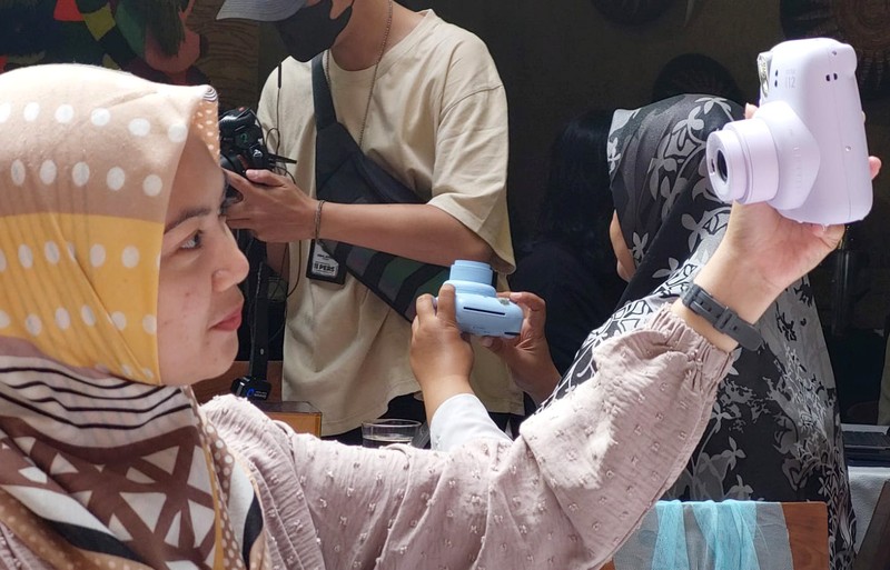 Fujifilm Indonesia mengenalkan produk anyar Instax mini 12. Model entry terbaru dari kamera instan ini memudahkan pengguna menikmati proses mencetak foto on-the-spot.