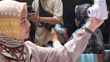 Mini 12 menghadirkan fitur Automatic Exposure, fungsi populer dari pendahulunya mini 11 yang diluncurkan pada tahun 2020, yang bisa menentukan exposure dengan tepat pada kondisi tertentu. Memutar lensa akan mengaktifkan mode Close-up, cocok untuk foto close-up dan selfie.