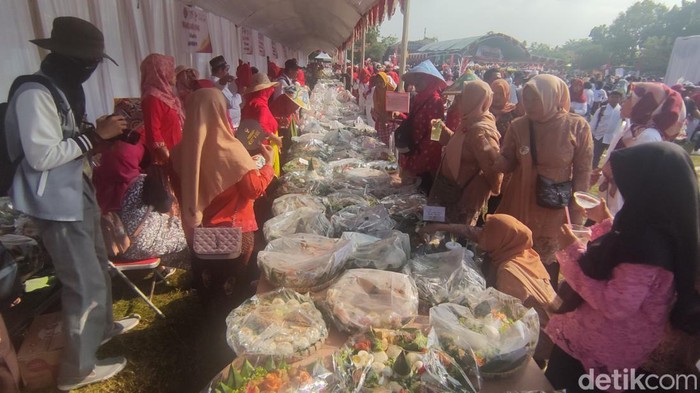 Meriahnya Kirab di Genuk Semarang Suguhkan 8.725 Sego Golong, Sabtu (18/3/2023).