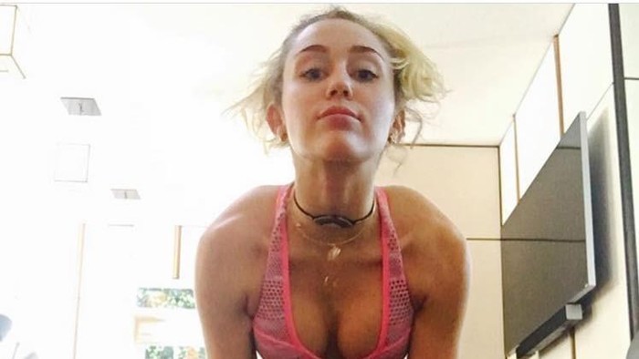 Rahasia perut rata Miley Cyrus.