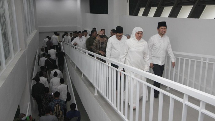 Gubernur Jawa Timur Khofifah Indar Parawansa (kedua kiri), Wakil Gubernur Jawa Timur Emil Elestianto Dardak (kedua kanan), Sekretaris Daerah Provinsi Jawa Timur Adhy Karyono (kiri) dan Ketua Badan Amil Zakat Nasional (Baznas) Jawa Timur KH Muhammad Roziqi (kanan) menekan tombol saat meresmikan Masjid Raya Islamic Centre Provinsi Jawa Timur di Surabaya, Jawa Timur, Sabtu (18/3/2023). Peresmian Masjid Raya Islamic Centre tersebut diharapkan dapat menjadi ikon wisata religi sekaligus pemberdayaan ekonomi bagi masyarakat di sekitarnya dan majelis ilmu guna meningkatkan sumber daya umat Islam. ANTARA FOTO/Moch Asim/ ANTARA FOTO/Moch Asim/rwa.
