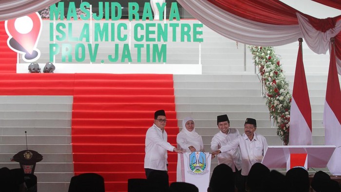Momen Gubernur Khofifah Hadiri Peresmian Masjid Raya Islamic Centre Jatim Gubernur Jawa Timur Khofifah Indar Parawansa (kedua kiri), Wakil Gubernur Jawa Timur Emil Elestianto Dardak (kedua kanan), Sekretaris Daerah Provinsi Jawa Timur Adhy Karyono (kiri) dan Ketua Badan Amil Zakat Nasional (Baznas) Jawa Timur KH Muhammad Roziqi (kanan) menekan tombol saat meresmikan Masjid Raya Islamic Centre Provinsi Jawa Timur di Surabaya, Jawa Timur, Sabtu (18/3/2023). Peresmian Masjid Raya Islamic Centre tersebut diharapkan dapat menjadi ikon wisata religi sekaligus pemberdayaan ekonomi bagi masyarakat di sekitarnya dan majelis ilmu guna meningkatkan sumber daya umat Islam. ANTARA FOTO/Moch Asim/ ANTARA FOTO/Moch Asim/rwa.