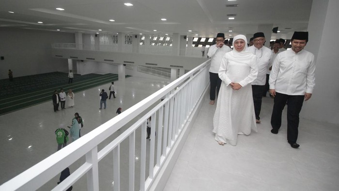 Gubernur Jawa Timur Khofifah Indar Parawansa (kedua kiri), Wakil Gubernur Jawa Timur Emil Elestianto Dardak (kedua kanan), Sekretaris Daerah Provinsi Jawa Timur Adhy Karyono (kiri) dan Ketua Badan Amil Zakat Nasional (Baznas) Jawa Timur KH Muhammad Roziqi (kanan) menekan tombol saat meresmikan Masjid Raya Islamic Centre Provinsi Jawa Timur di Surabaya, Jawa Timur, Sabtu (18/3/2023). Peresmian Masjid Raya Islamic Centre tersebut diharapkan dapat menjadi ikon wisata religi sekaligus pemberdayaan ekonomi bagi masyarakat di sekitarnya dan majelis ilmu guna meningkatkan sumber daya umat Islam. ANTARA FOTO/Moch Asim/ ANTARA FOTO/Moch Asim/rwa.