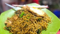 Mie goreng ayam tak kalah enak. Meskipun mie gorengnya lebih berminyak, tetapi dimasak dengan bumbu yang pas. Foto: Detikcom / Atiqa Rana