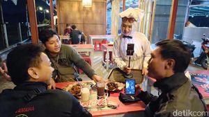 Hiii! Siapa Berani Nongkrong di Angkringan Horor Dilayani Pocong?