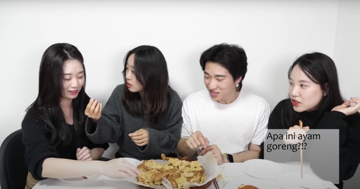 orang korea makan ayam