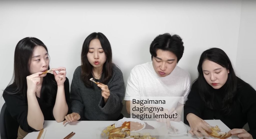orang korea makan ayam
