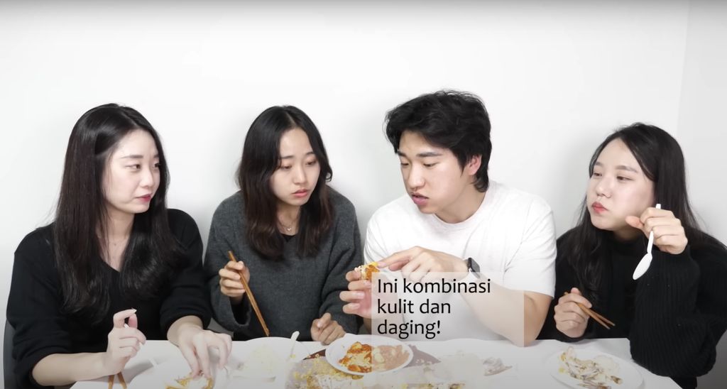 orang korea makan ayam