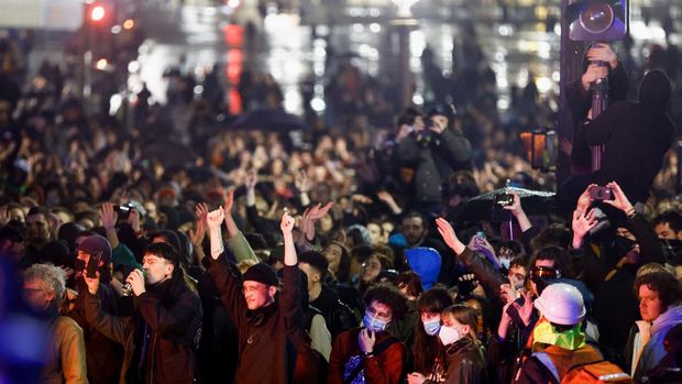 Orang-orang menghadiri demonstrasi di Place de la Concorde untuk memprotes penggunaan pasal 49.3 oleh pemerintah Prancis, klausul khusus dalam Konstitusi Prancis, untuk mendorong RUU reformasi pensiun melalui Majelis Nasional tanpa pemungutan suara oleh anggota parlemen, di Paris, Prancis, 17 Maret 2023. (REUTERS/Gonzalo Fuentes)