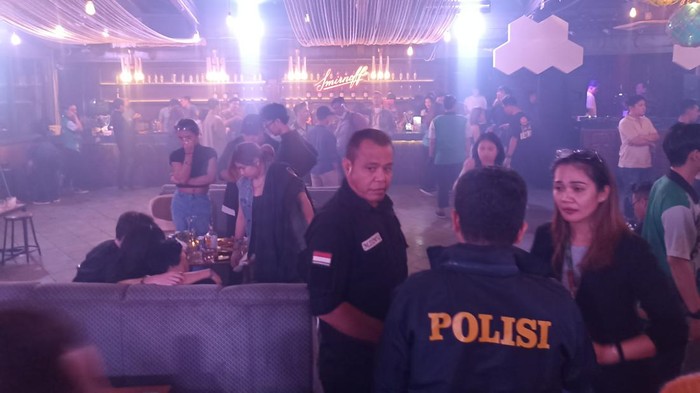Direktorat Reserse Narkoba Polda Metro Jaya (PMJ) membubarkan sejumlah tempat hiburan malam jelang Ramadan yang berlokasi di Jakarta Selatan (Jaksel). Dalam operasi tersebut, salah satu pengunjung sempat membanting nampan.