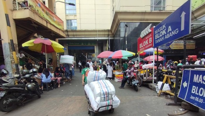 Pasar Tanah Abang Ramai Jelang Ramadan, Jasa Angkut Barang Tuai Berkah (Brigitta/detikcom)