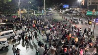 Sejumlah polisi terlihat mengatur lalu lintas di sekitar Jalan Sisingamangaraja yang sempat macet karena ruas Jalan Masjid Raya tidak bisa dilalui. Saat rombongan pawai bergerak, arus lalu lintas di sekitar Masjid Raya Al-Mashun kembali lancar.