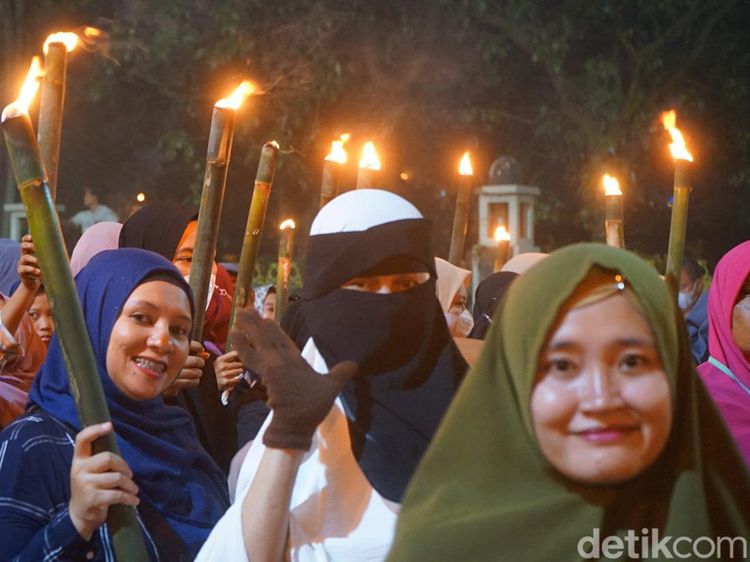 Momen Kemeriahan Pawai Obor Sambut Ramadhan di Medan