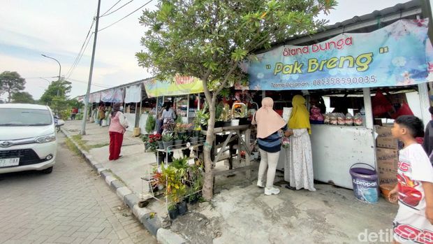 Pedagang bunga 7 rupa ketiban berkah tradisi ziarah jelang Ramadan.