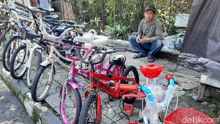 Pedagang sepeda bekas di Jl Malabar, Kota Bandung