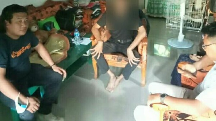 Pelaku penyebar foto syur mantan pacar di Bitung diciduk di rumahnya.