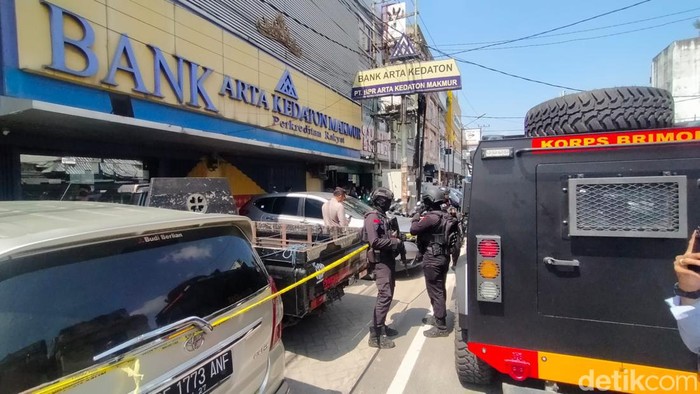 Pelaku perampokan Bank Arta Kedaton Makmur di Lampung ternyata berjumlah tiga orang. Satu berhasil ditangkap, sementara dua lainnya masih diburu oleh polisi.