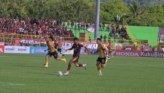 Pemain Yance Sayuri mengiring bola dengan di pepet pemain Bhayangkara FCC di pertandingan pekan ke-31 Liga 1 2022/2023.