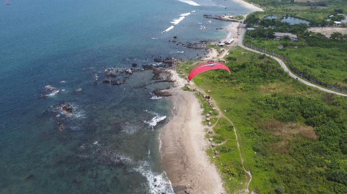 Pemandangan keindahan Pantai Kedu Warda dari atas Paramotor (Foto: Istimewa)