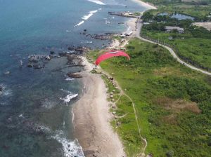 Menikmati Keindahan Pantai Kedu Warna dari Atas Paramotor