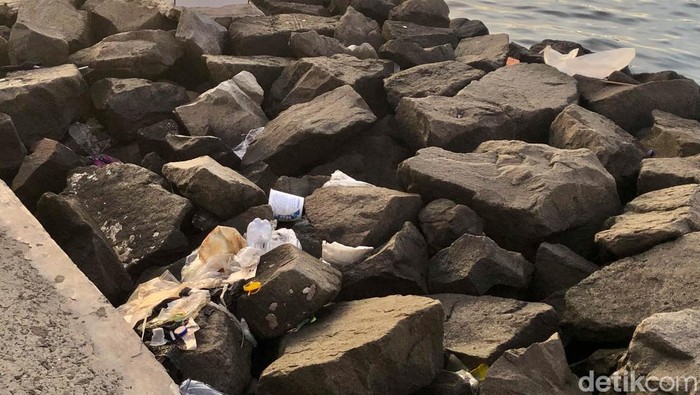 Ancol menjadi salah satu tempat wisata pantai yang banyak dikunjungi. Namun, disisi lain kawasan pantai masih ada sampah yang berserakan.