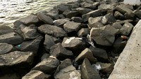 Meskipun sudah banyak tempat sampah yang disediakan di area pinggir Pantai, ada saja pengunjung nakal yang buang sampah sembarangan. Duh...