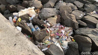 Penampakan Sampah yang Masih Berserakan di Pinggir Pantai Ancol