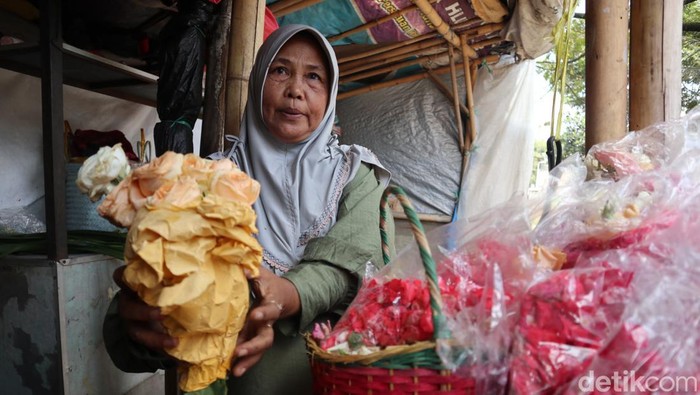Penjual bunga di TPU Cikutra, Kota Bandung.