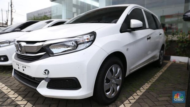 Penjualan mobil Honda Mobilio kian menyusut pada salah satu showroom Honda di Kawasan Kota Bekasi pada (18/3). (CNBC Indonesia/Tias Budiarto)